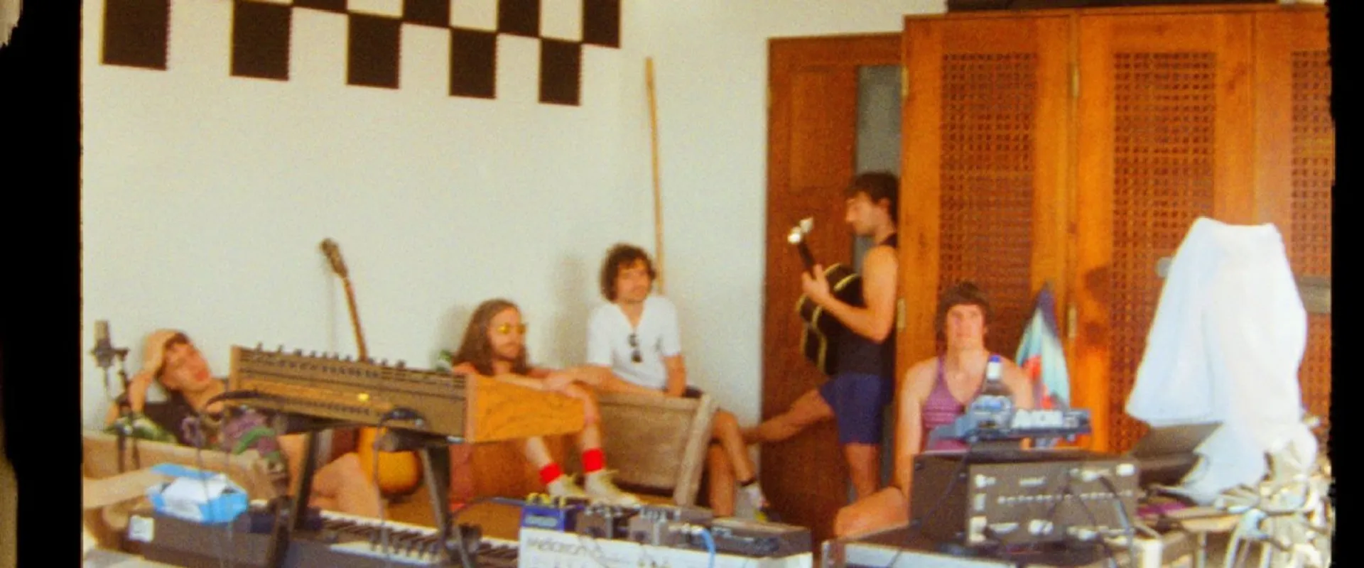 The Strokes: de qué hablan todas las canciones de Reality Awaits