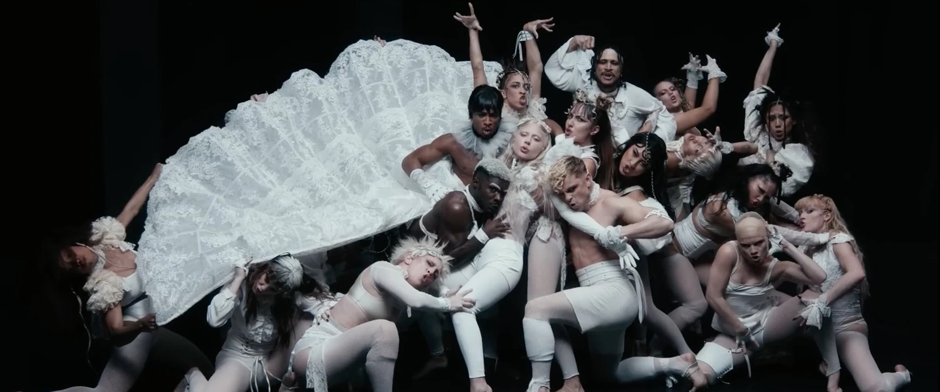 5 videoclips con coreografías que no puedes dejar de ver