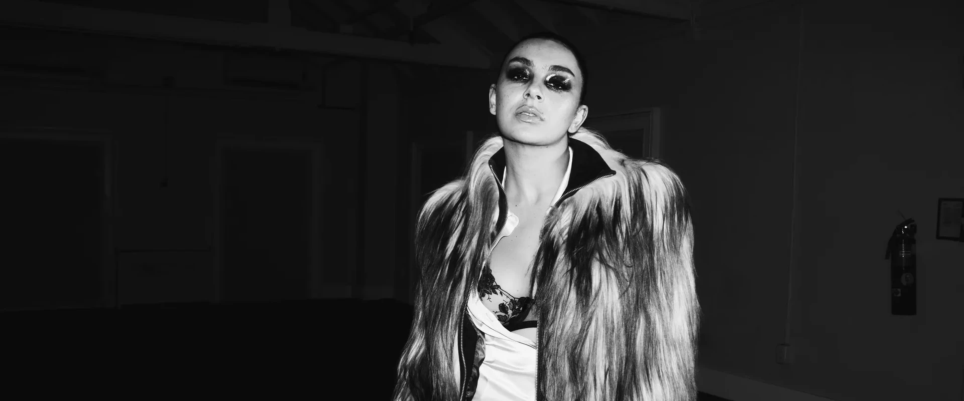 Charli xcx se alía con Vinted y pone a la venta el armario de su gira